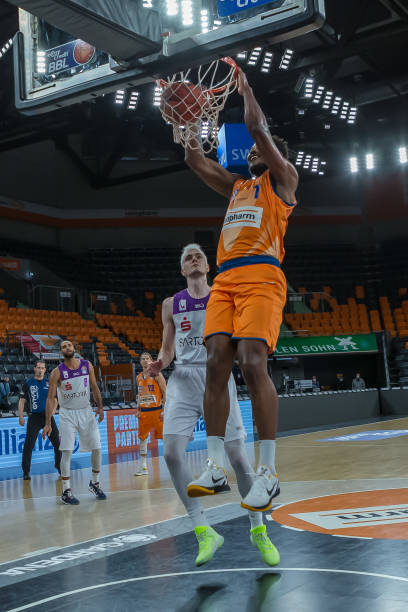 言展现了球 言展现了球